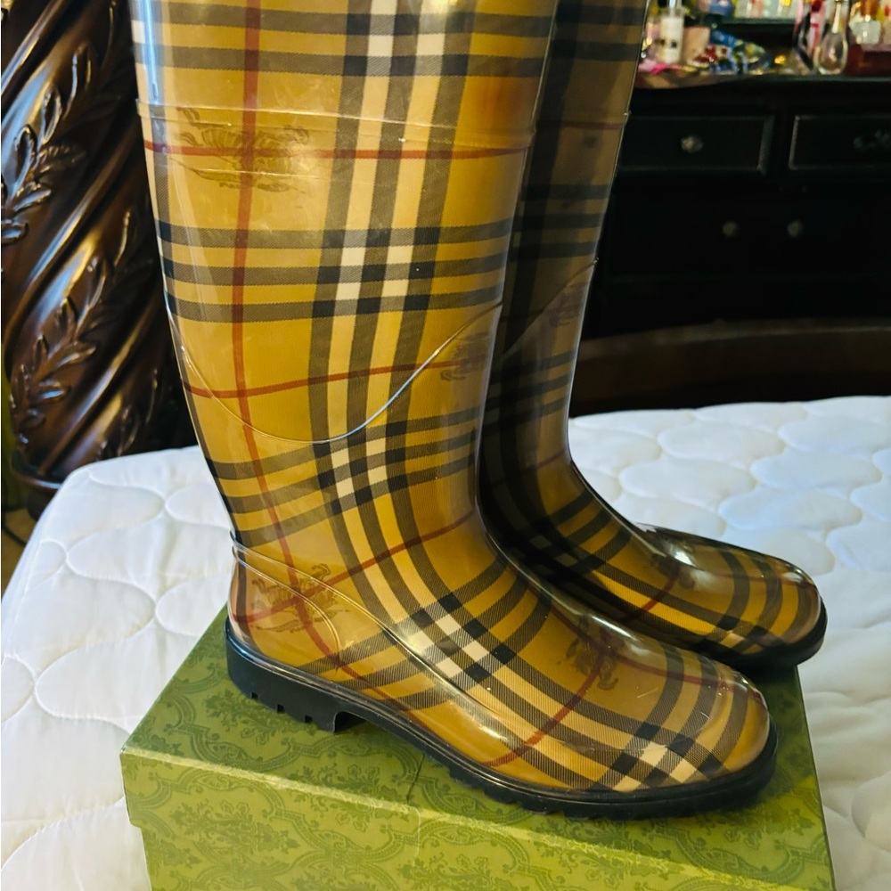Burberry boots in great condition